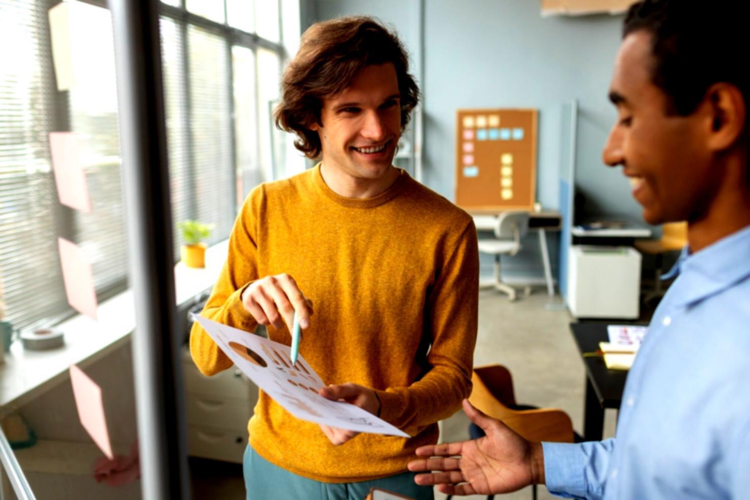 Étudiants travaillant sur des projets d'automatisation financière